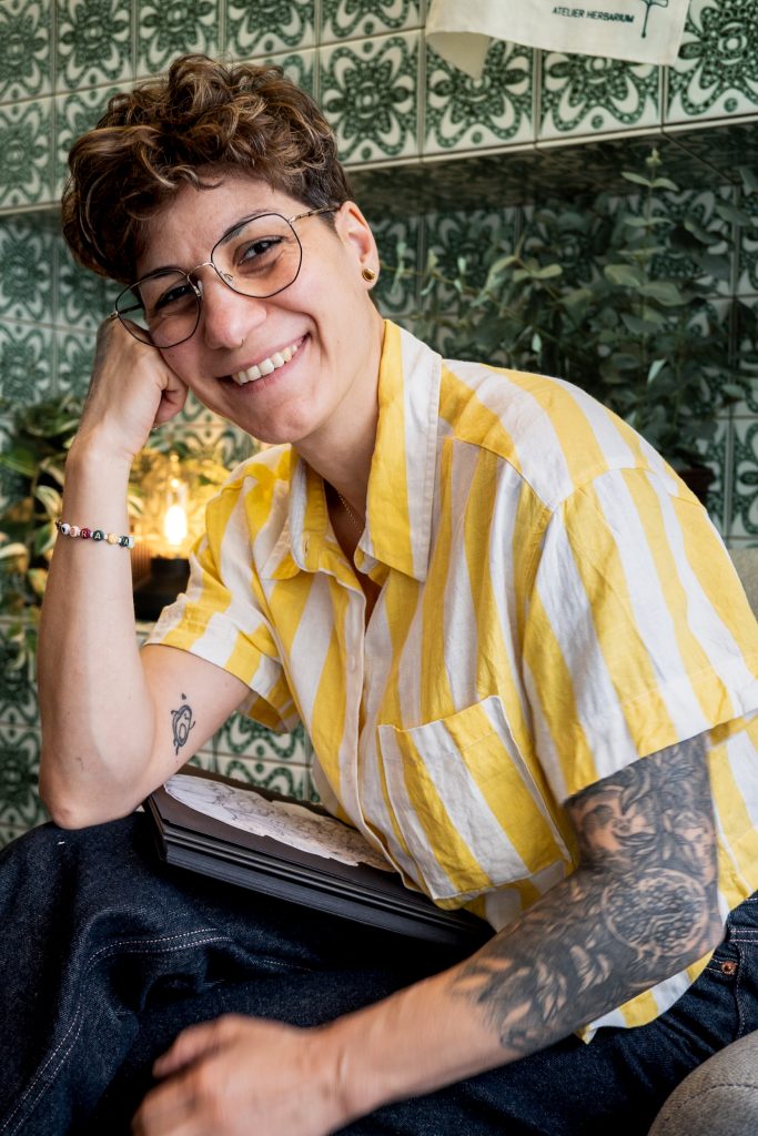 Künstlerin und Tätowiererin Nuui im Kunst- und Tattooatelier Herbarium in Köln Nippes