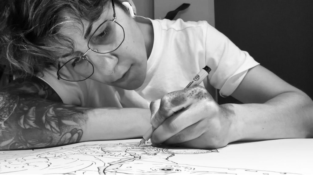 Künstlerin Nuui beim Zeichnen - Details und Einladung zum Austausch