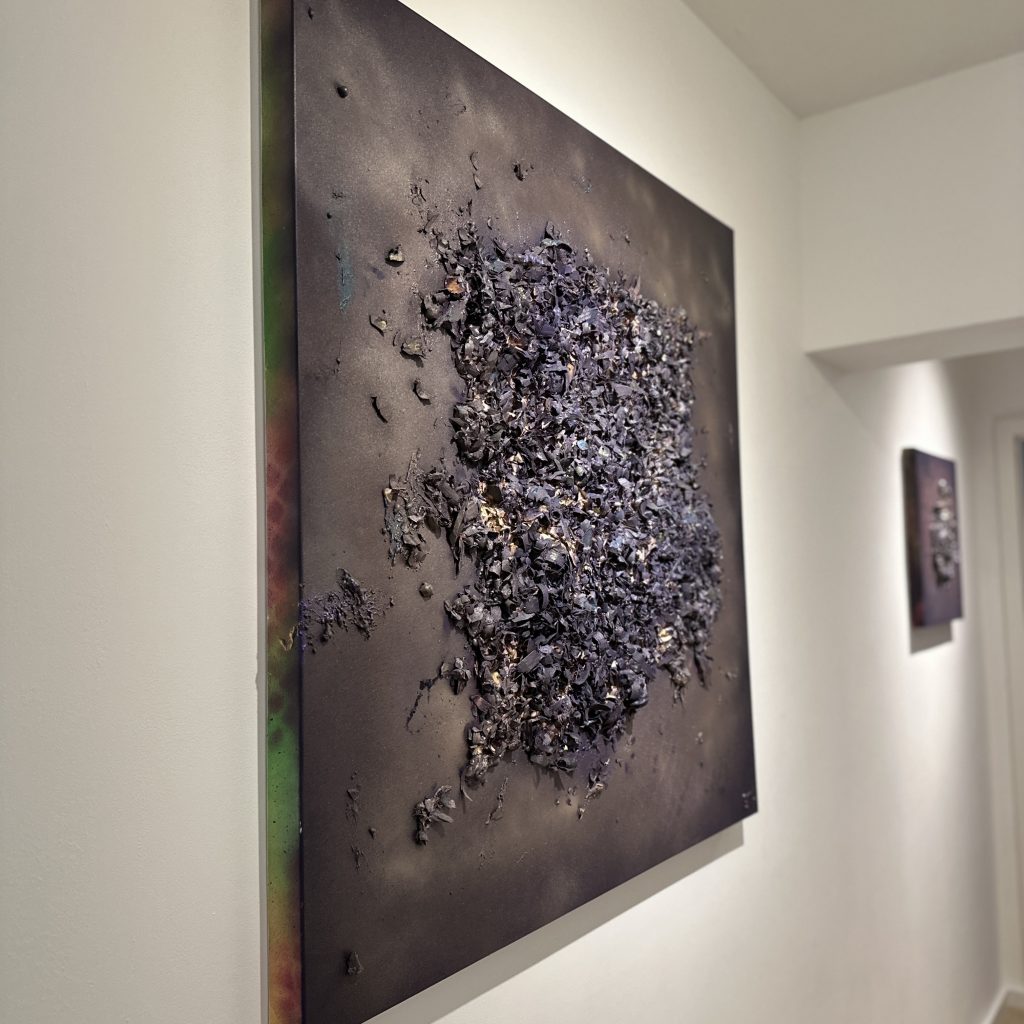 Kunst Leinwand naturalistische Details mit Holzspänen in dunkel und lila